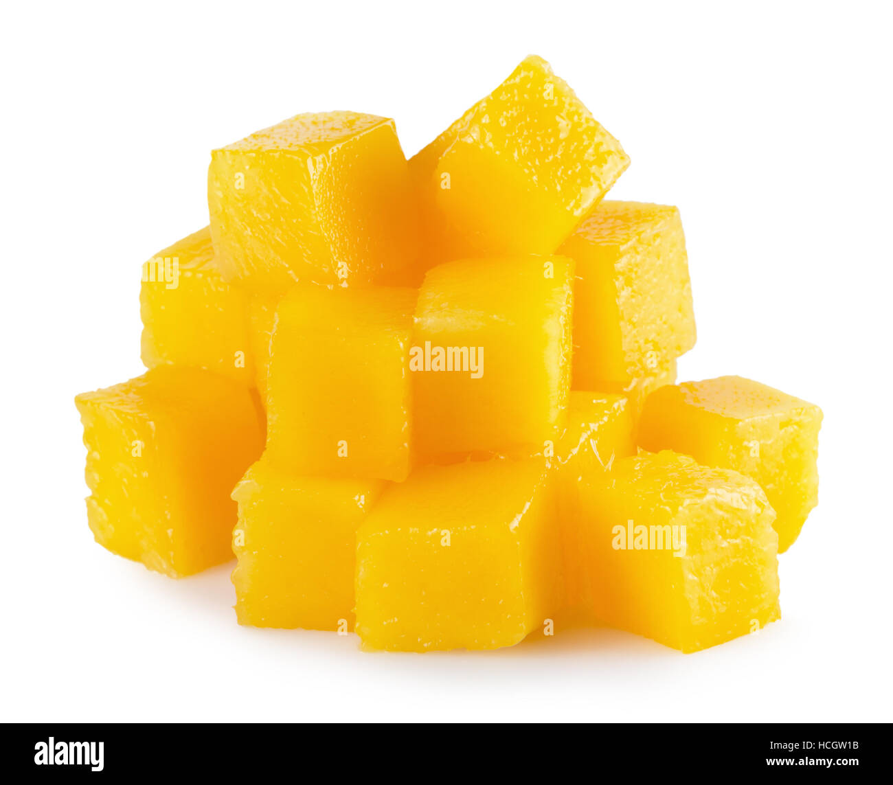 Cubo di mango fette isolato su uno sfondo bianco. Foto Stock