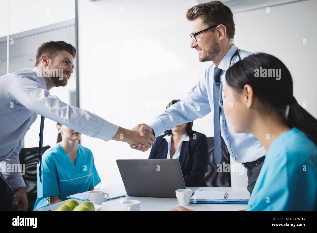 I medici si stringono la mano gli uni con gli altri Foto Stock