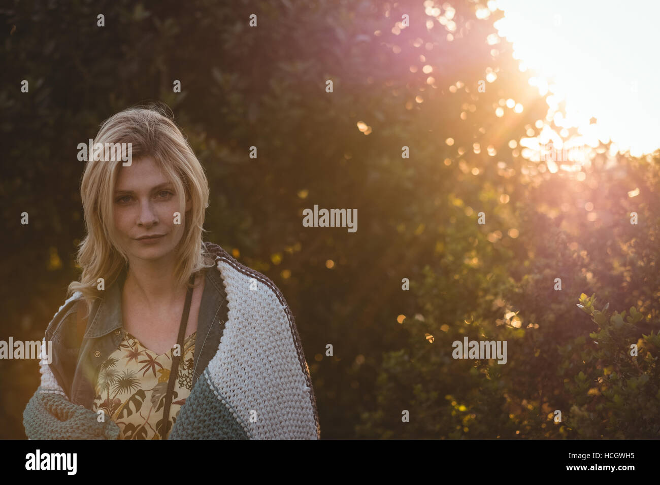 Ritratto di bella donna avvolta nella coperta di lana Foto Stock