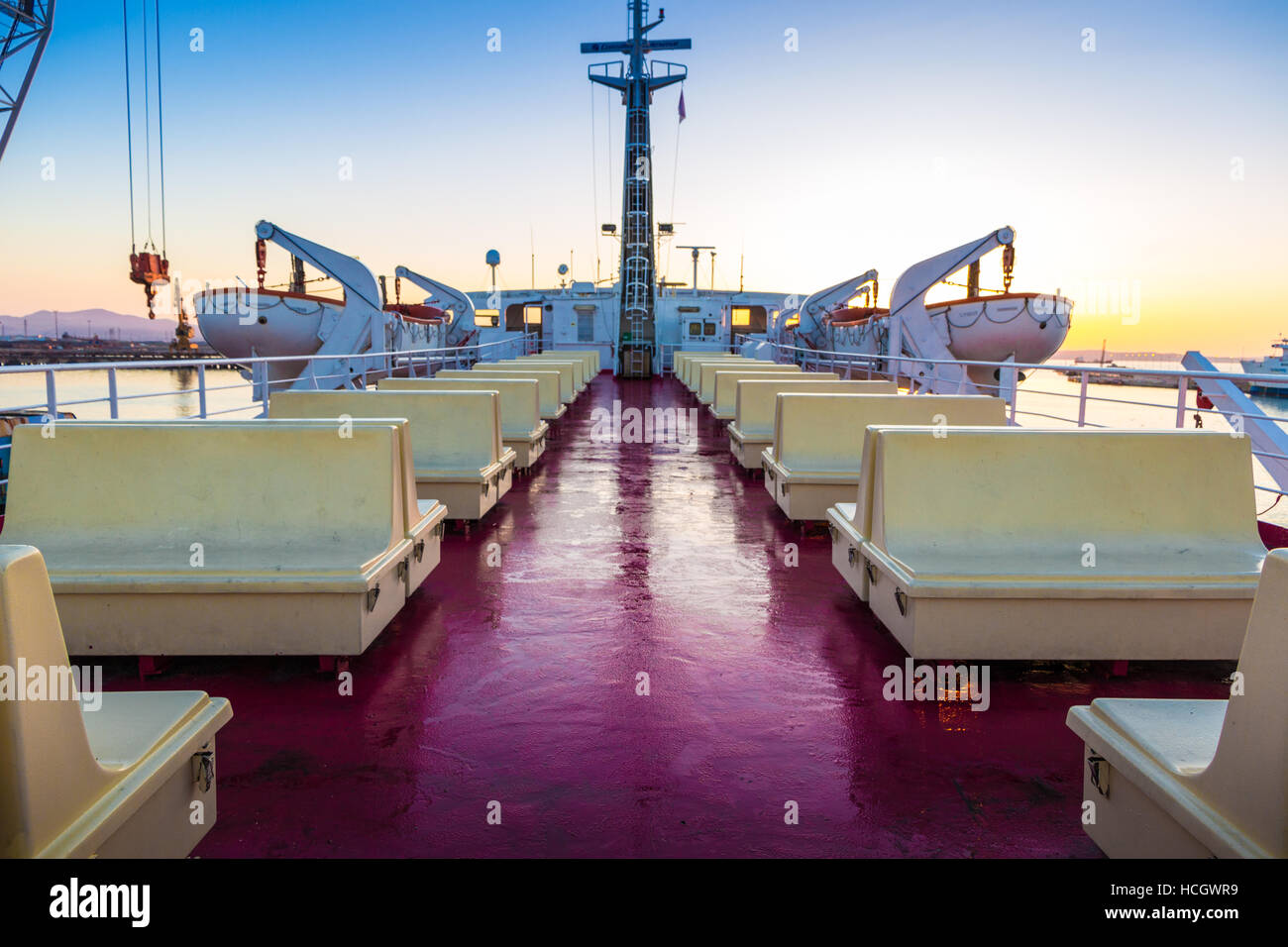 Canale di Piombino incrocio con ferry boat in estate Foto Stock