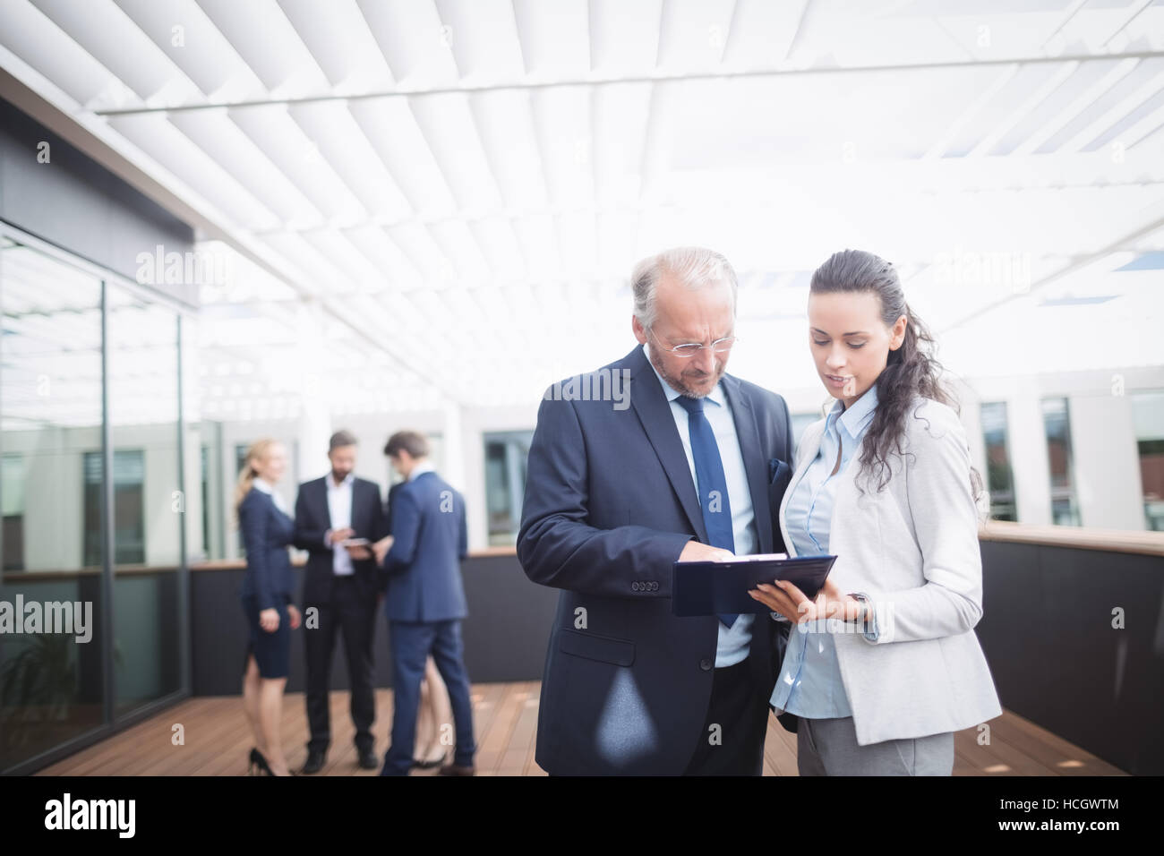 Imprenditore discutendo su documento con un collega Foto Stock