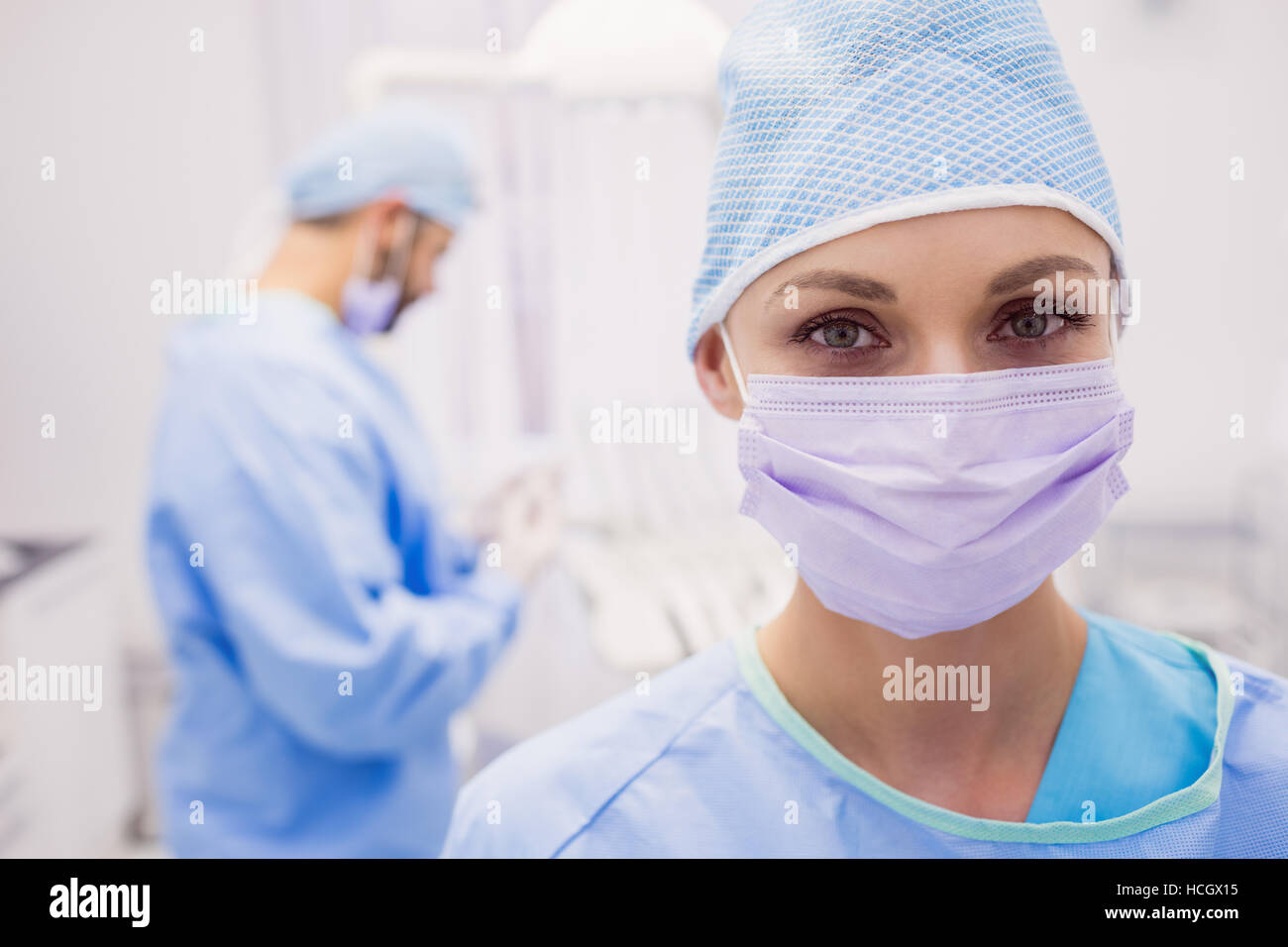 Ritratto di donna dentista indossando maschera chirurgica Foto Stock
