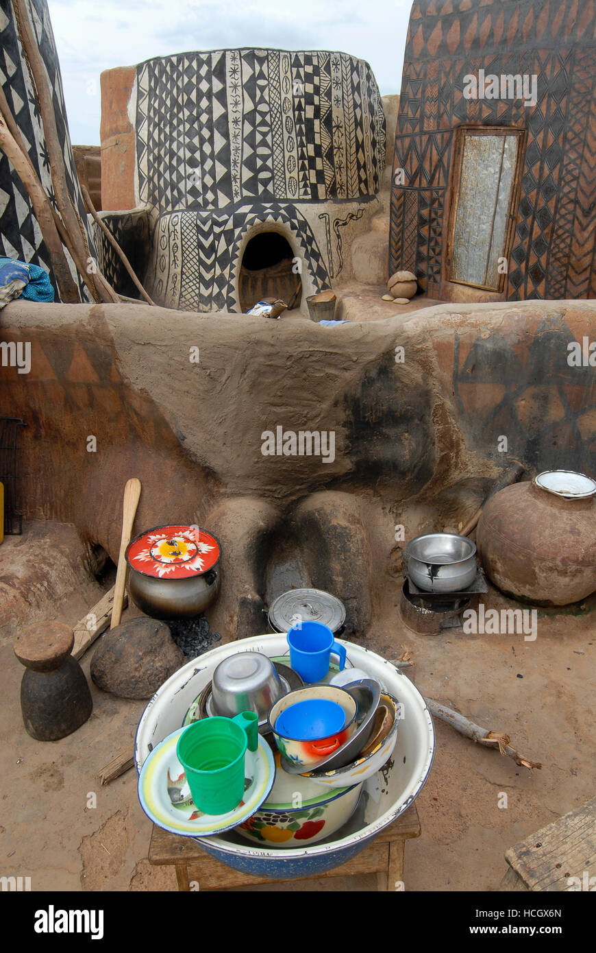 Il Burkina Faso, Po, villaggio Tiebele della tribù Kassena , capanne di argilla con geometrica dipinta in bianco & nero / modelli Dorf Tiebele der Kassena Ethie, bemalte Lehmhaeuser mit Mustern geometrischen in schwarz und weiss, die Wandbemalungen werden von den Kassena-Frauen gemacht. Sie benutzen dazu schwarze Farbe, die aus Graphitpulver und Wasser gemischt wird, sowie weisse Farbe, die Mit Hilfe von Specksteinen gewonnen wird. Die Farbe wird auf einen roten Untergrund aus Lehm, Wasser und Néré-Schoten aufgetragen. Als Motive dienen Muster und simboli, die entweder Alltagsleben dem oder der religioesen Symbo Foto Stock