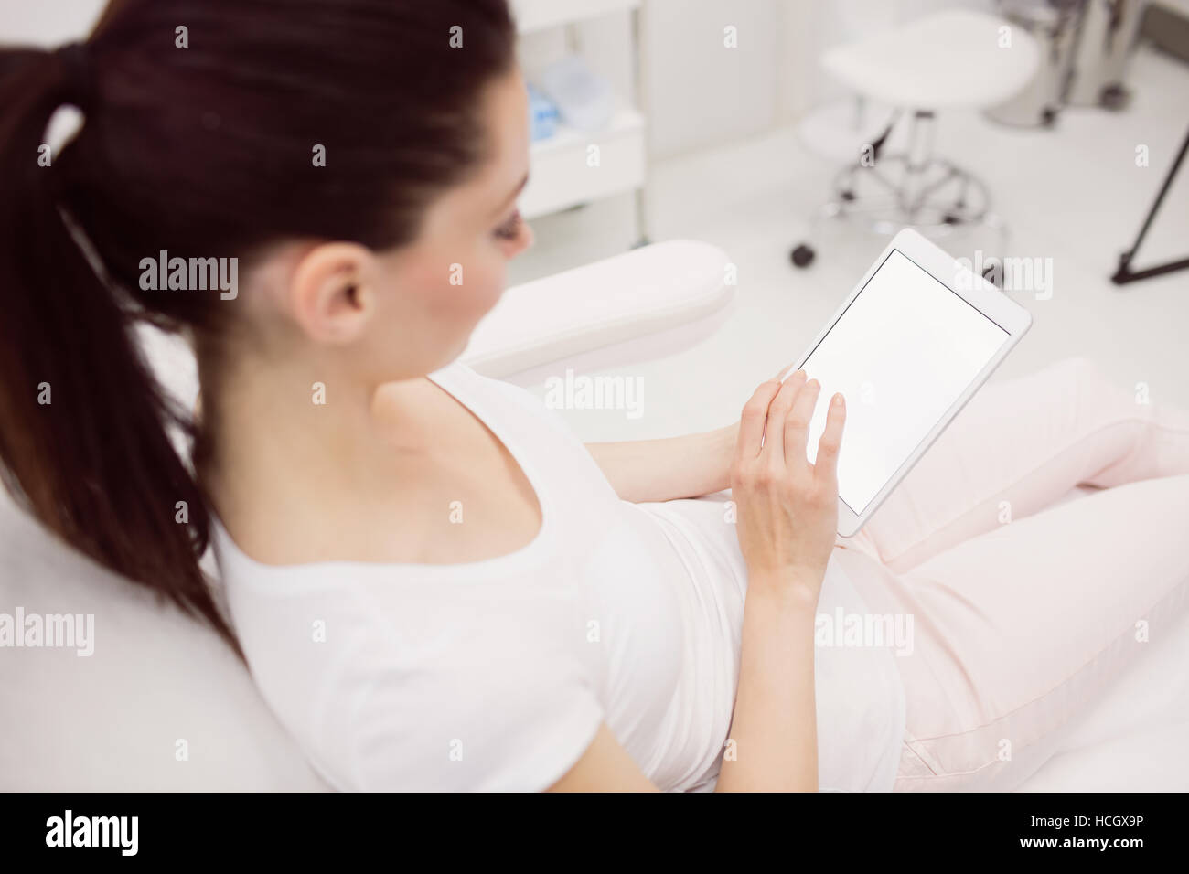 Belle Donne con tavoletta digitale Foto Stock