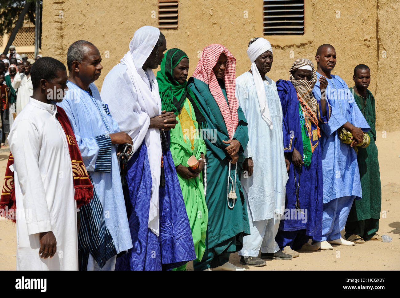 BURKINA FASO Dori, nomina del nuovo Imam della grande Moschea, gli uomini musulmani indossano il tradizionale abito Boubou, realizzato in cotone o tessuto Damasco Foto Stock