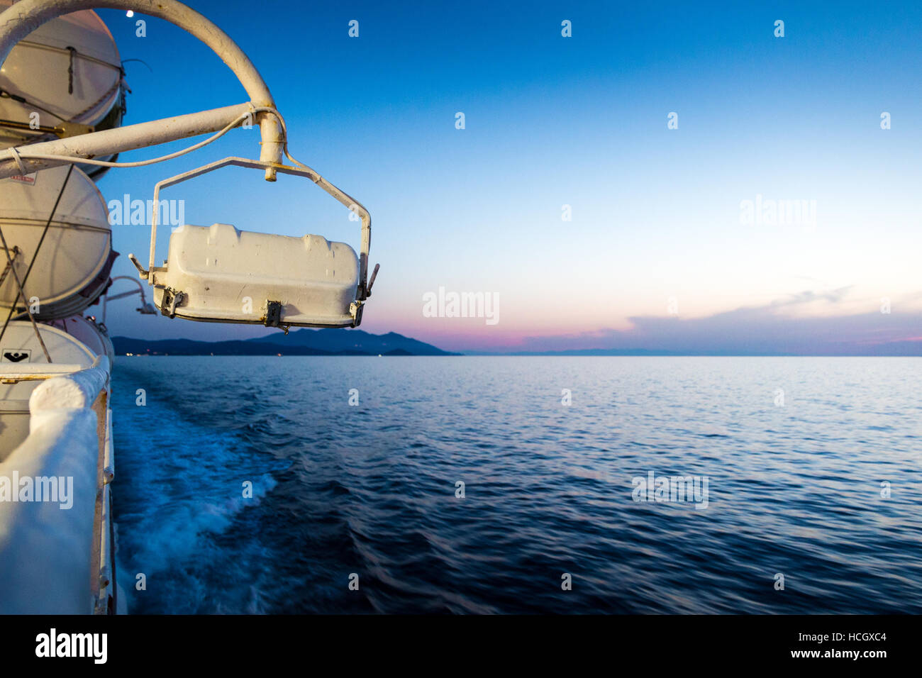 Canale di Piombino incrocio con ferry boat in estate Foto Stock