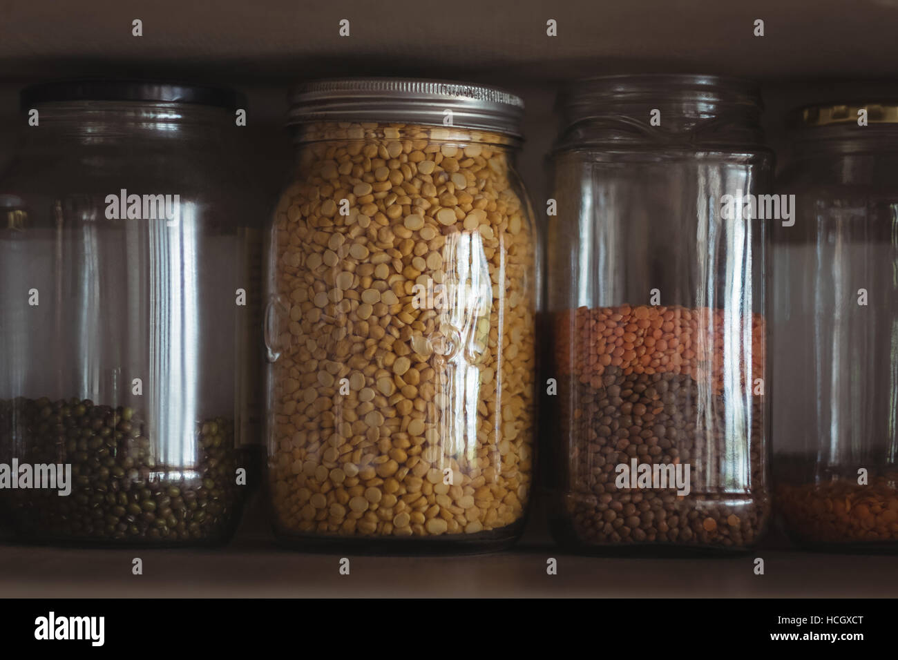 Varie le lenticchie in vasi in cucina ripiano Foto Stock