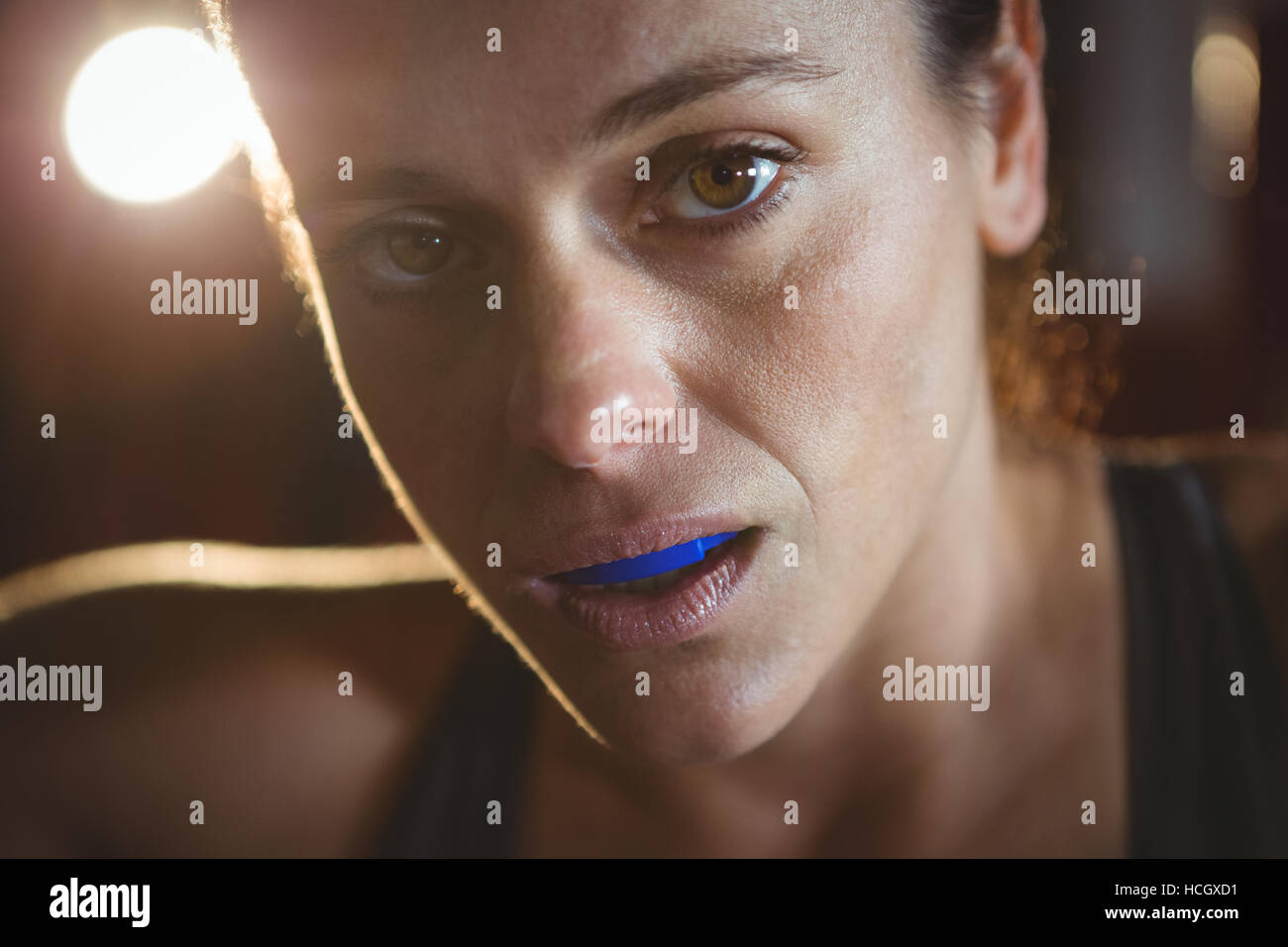 Fiducioso boxer femmina in studio fitness Foto Stock