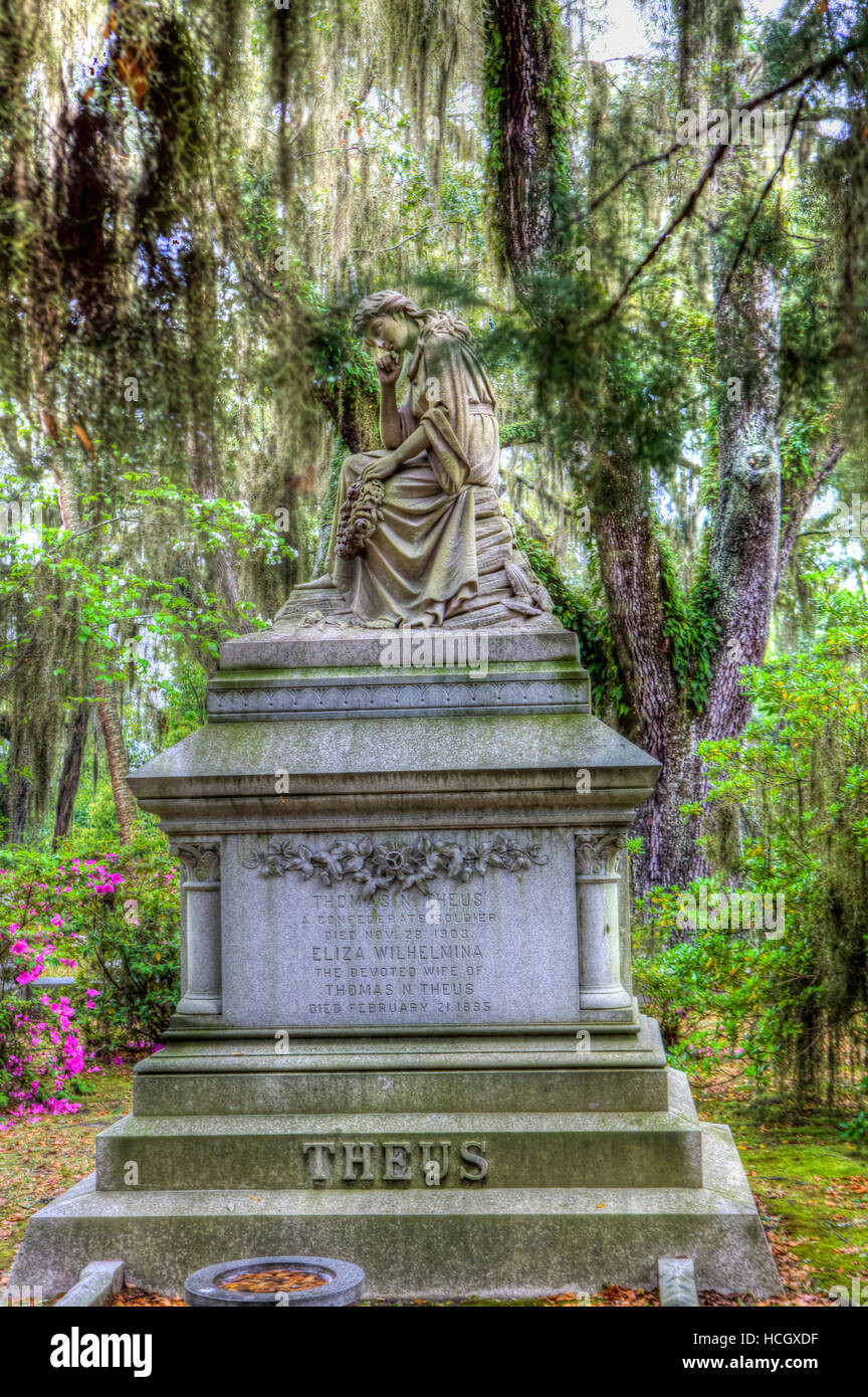 Statua di Eliza Wilhelmina Theus nello storico cimitero Bonaventura a Savannah, Georgia USA Foto Stock