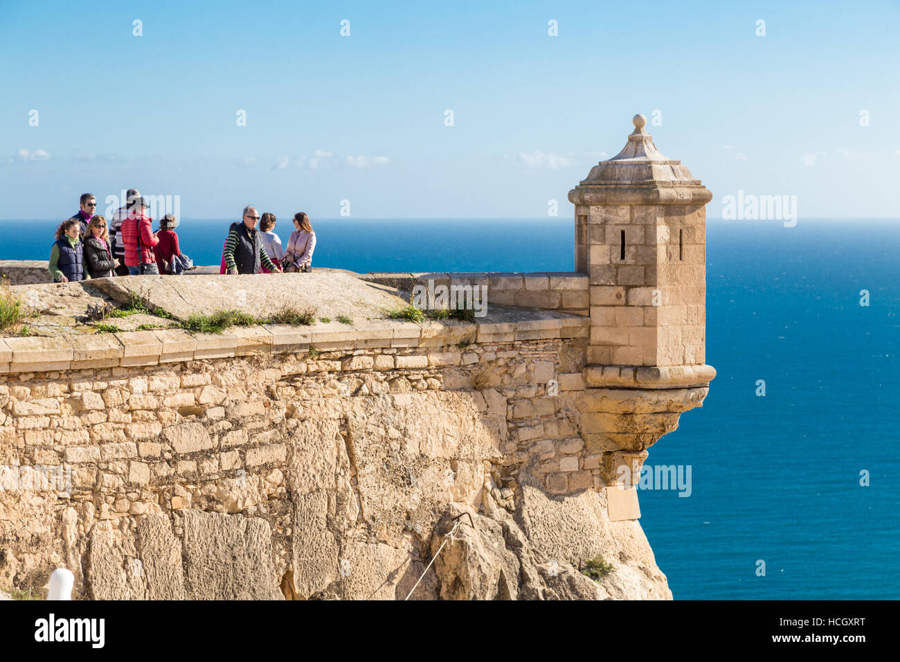 Castello di Santa Barbara, Castell de la Santa Bàrbara, Alicante, Spagna, i turisti sulle merlature con mare in background Foto Stock