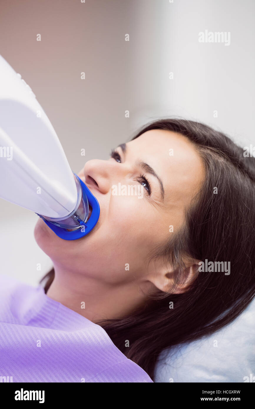 Paziente che riceve un trattamento dentale Foto Stock