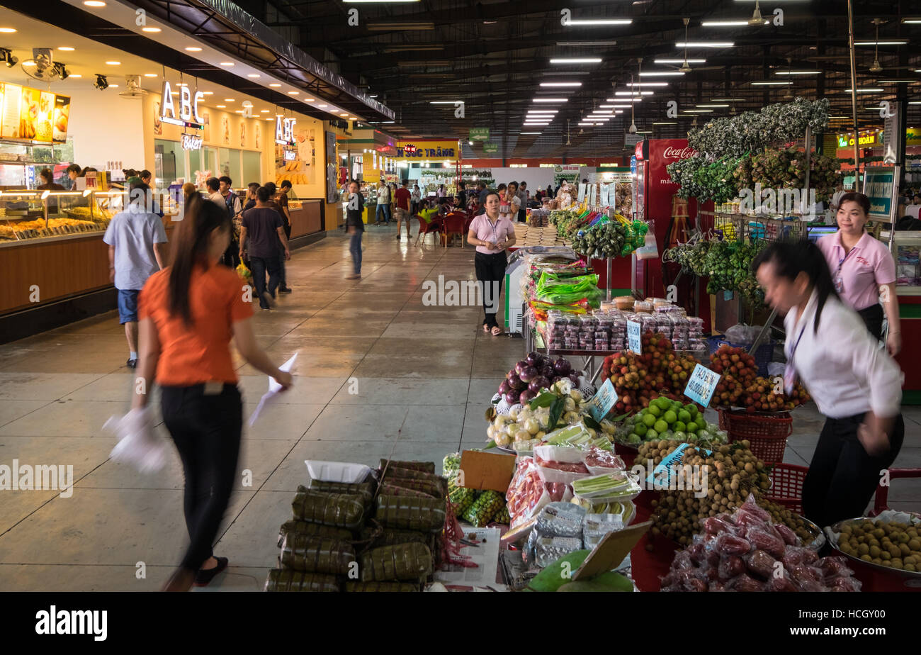 Bancarelle che vendono una vasta gamma di prodotti freschi e di una banchina della stazione di servizio vicino a Can Tho, Vietnam meridionale Foto Stock