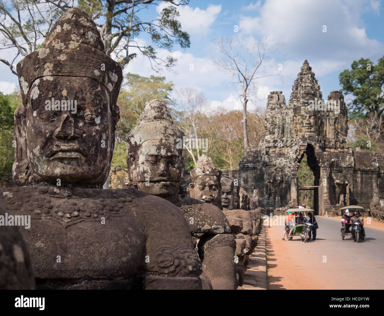 La porta sud ingresso al tempio di Angkor Thom, Siem Reap, Cambogia Foto Stock