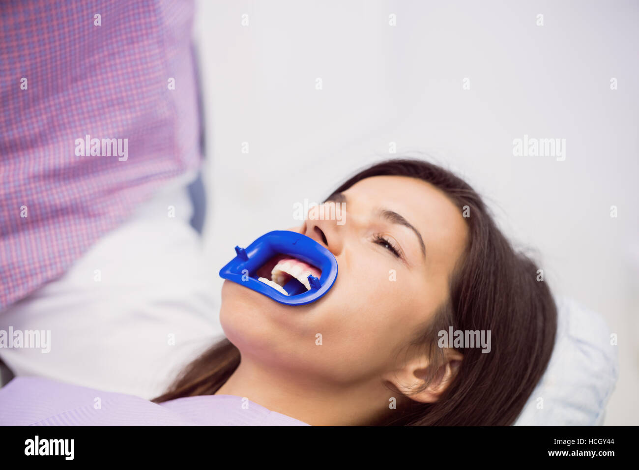 Paziente che riceve un trattamento dentale Foto Stock