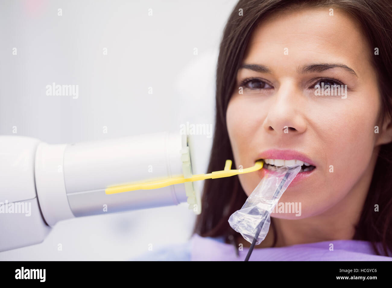 Paziente femmina di ricevere il trattamento dentale Foto Stock
