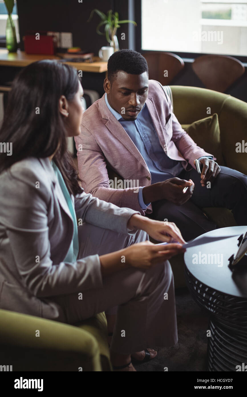 Imprenditore e un collega discutendo su documento Foto Stock