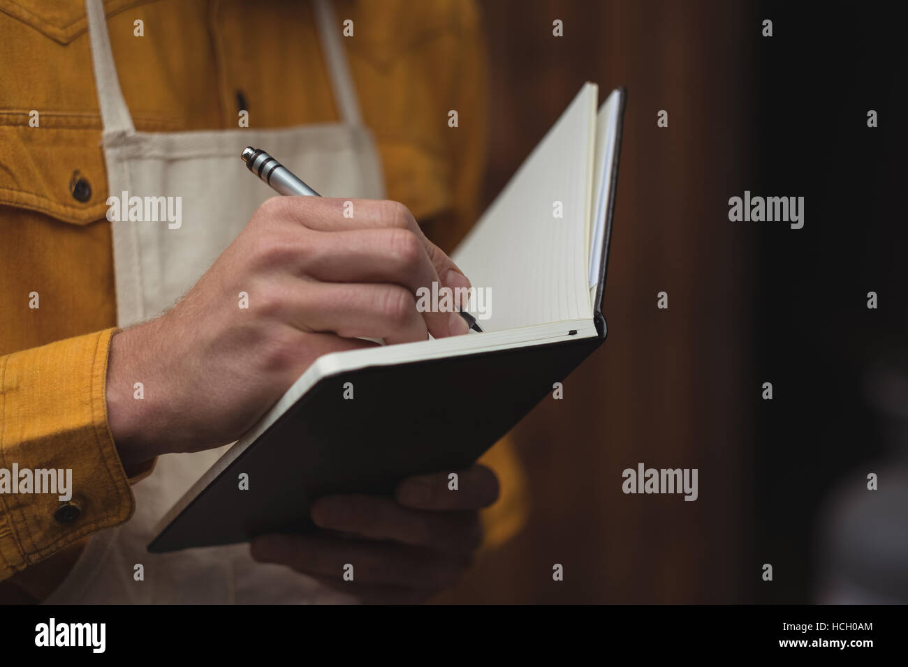 L'uomo la scrittura sulla nota prenota at home birreria Foto Stock