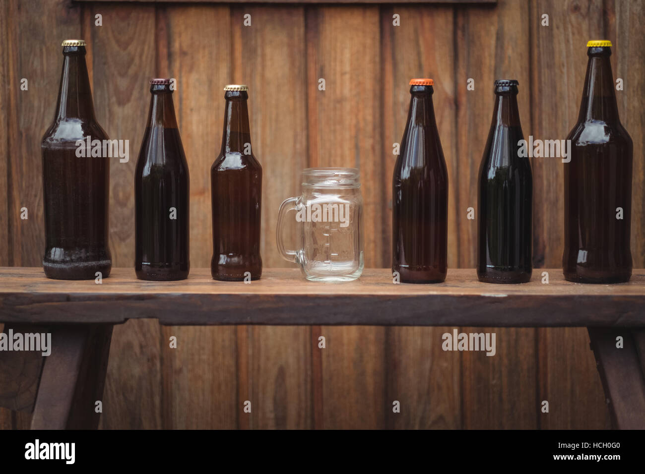 In casa di bottiglie di birra e boccale di birra Foto Stock