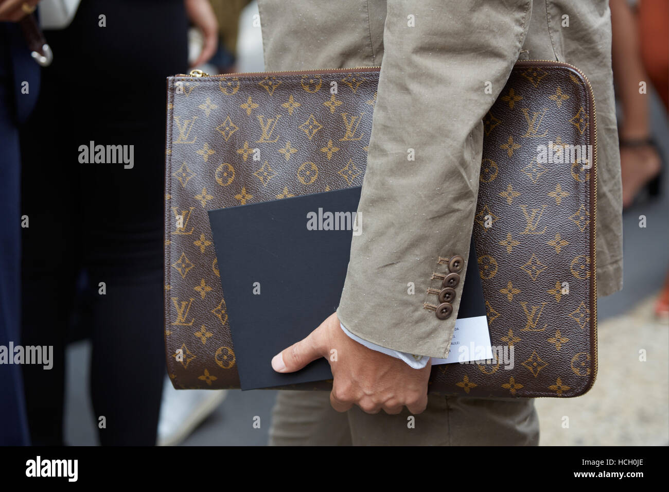 Louis Vuitton bolso hombre jeans chaqueta de cuero Fotografía de stock -  Alamy