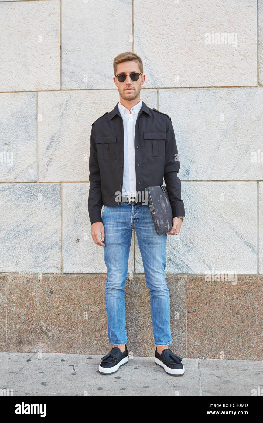 Uomo con jeans blu e giacca nera prima di Cristiano Burani Fashion show, la  Settimana della Moda Milanese street style on September 22, 2016 Foto stock  - Alamy