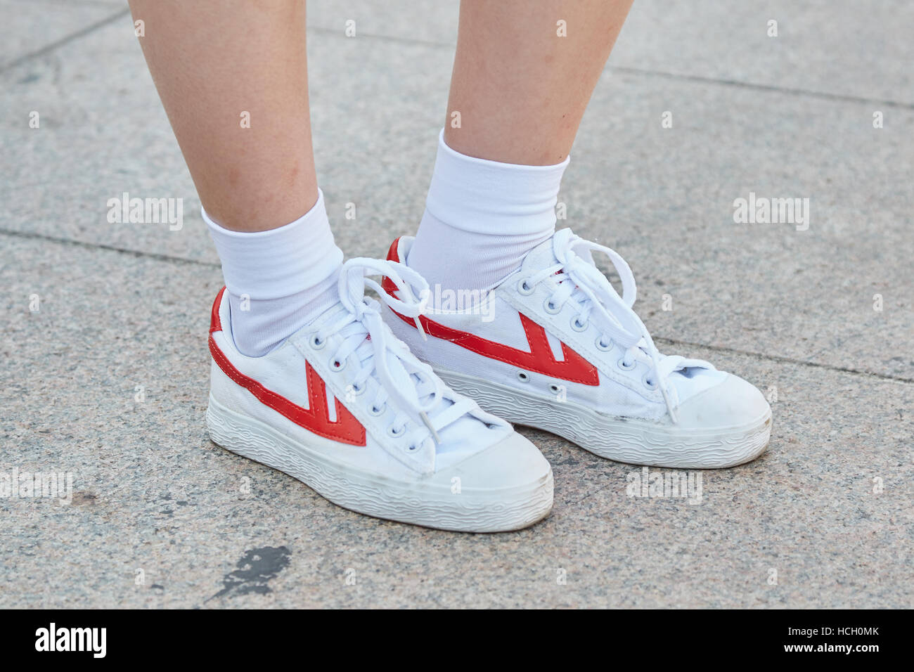 Donna con il bianco e il rosso sneakers prima di Cristiano Burani Fashion show, la Settimana della Moda Milanese street style il 22 settembre 2016. Foto Stock