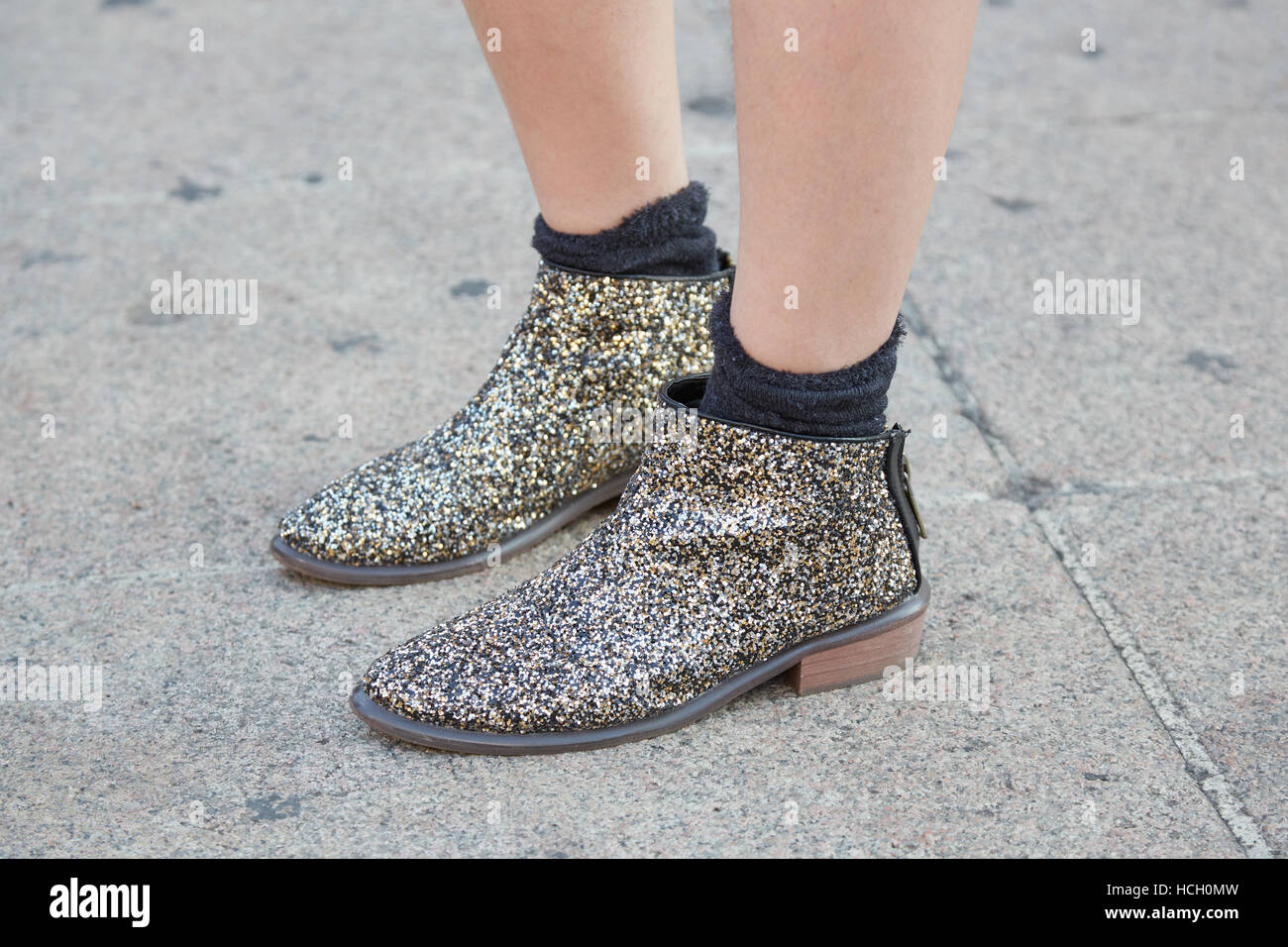 Donna con golden glitter scarpe prima Cristiano Burani Fashion show, la Settimana della Moda Milanese street style il 22 settembre 2016. Foto Stock