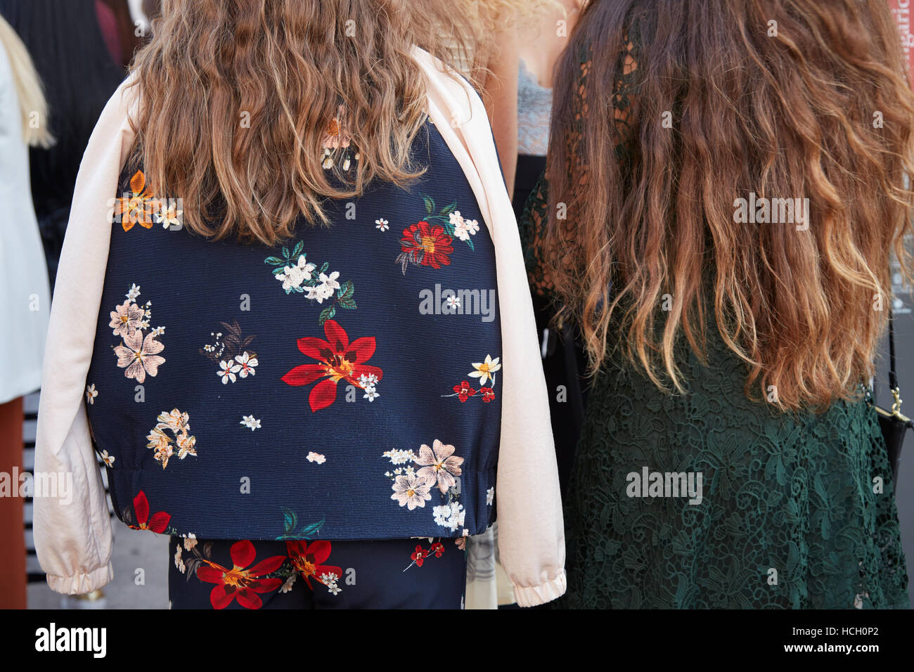 Donna con motivo floreale camicia prima di Cristiano Burani Fashion show, la Settimana della Moda Milanese street style il 22 settembre 2016. Foto Stock