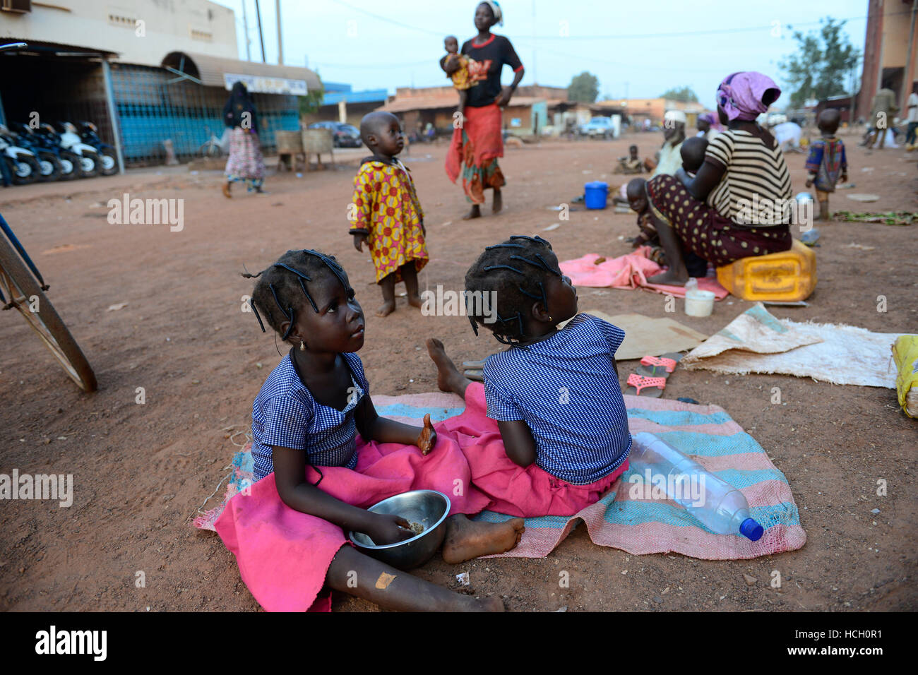 Il BURKINA FASO , Koudougou, twin bambini alla grande moschea / Zwillingskinder an der Grossen Moschee Foto Stock