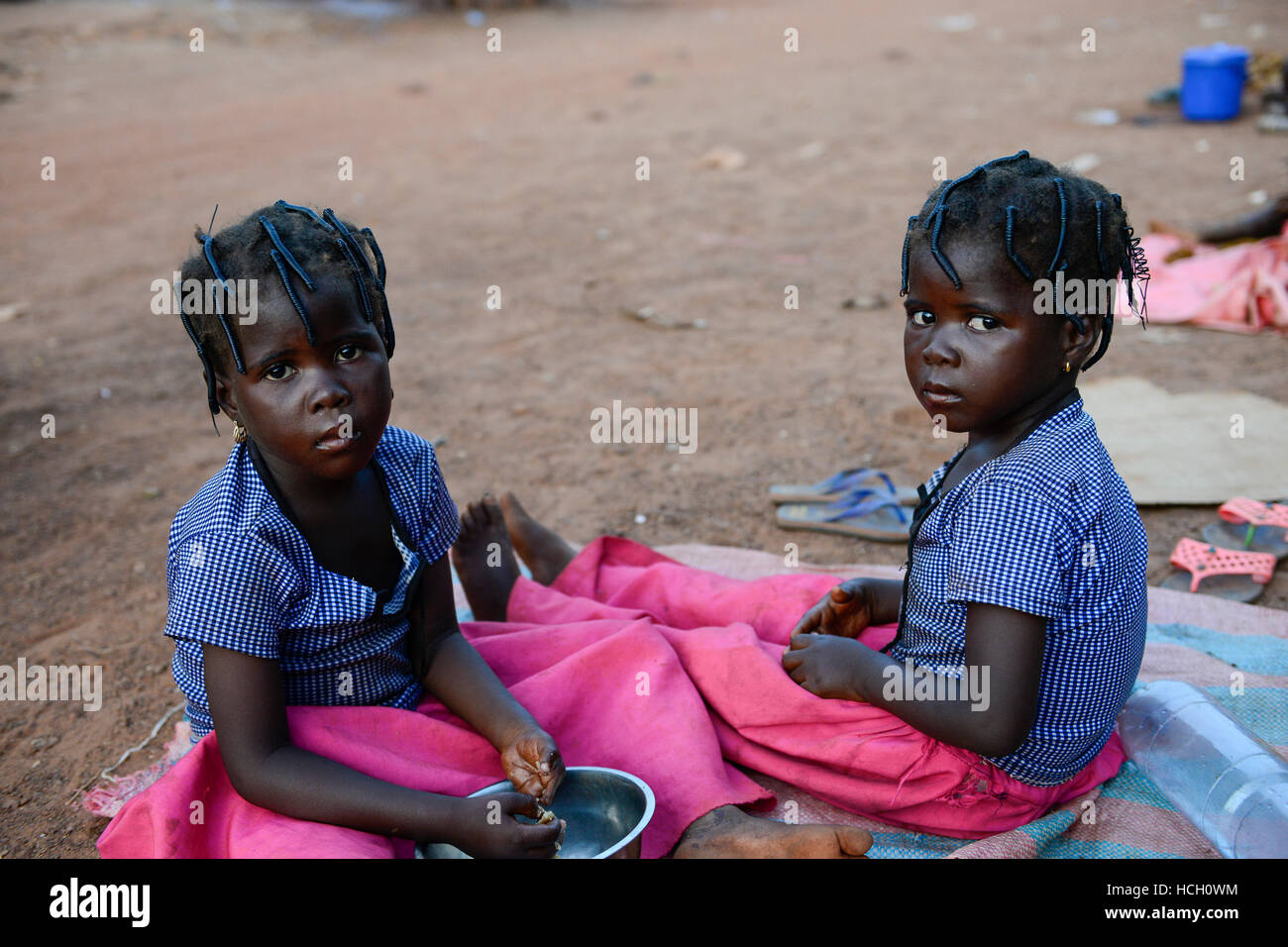 Il BURKINA FASO , Koudougou, twin bambini alla grande moschea / Zwillingskinder an der Grossen Moschee Foto Stock