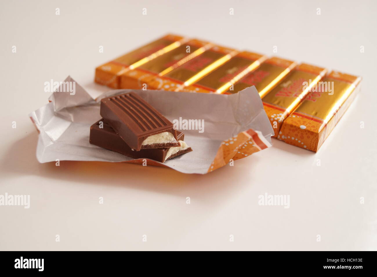 Vista macro del cioccolato al latte barre con carta oro su sfondo bianco  Foto stock - Alamy