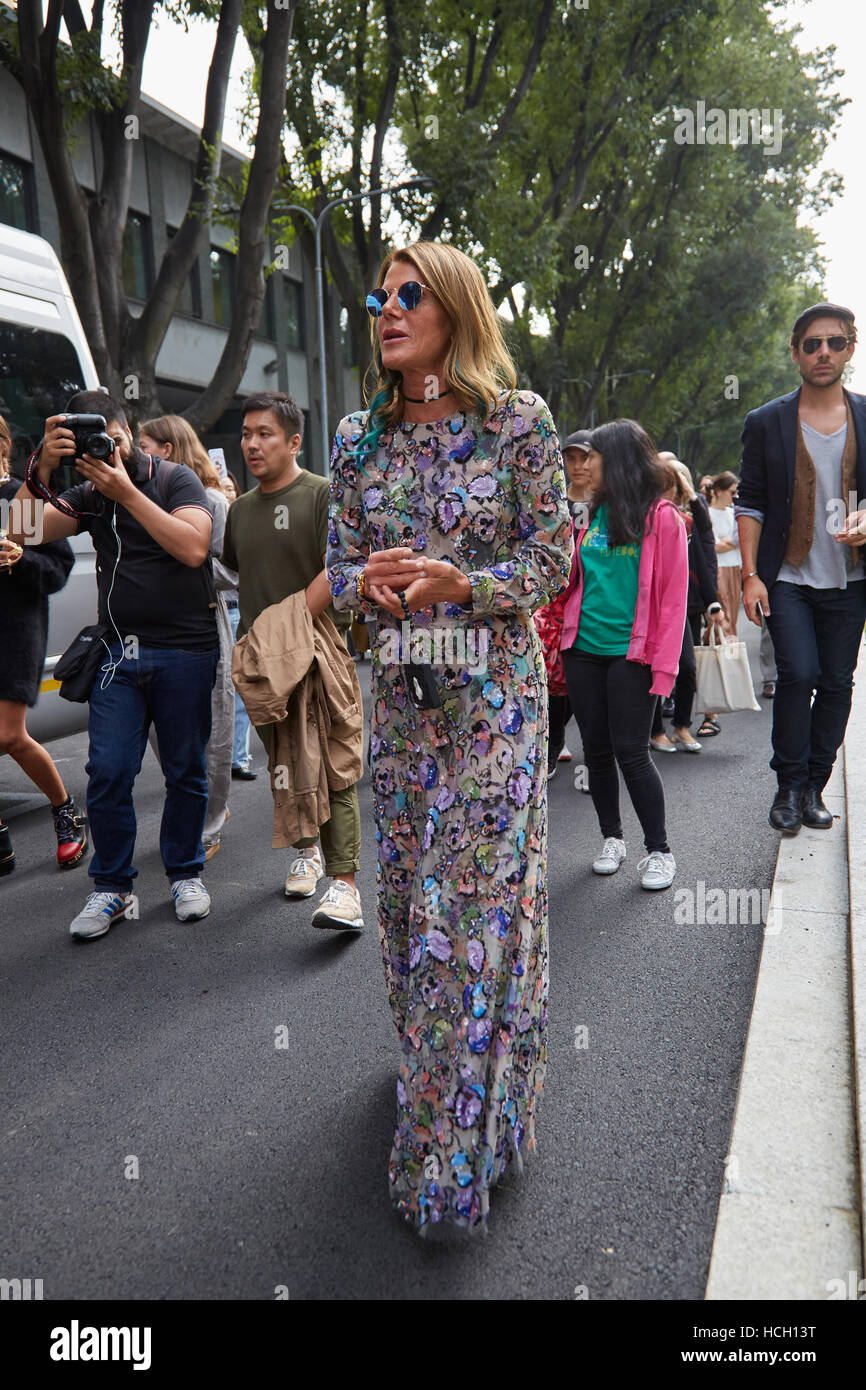 Anna Dello Russo prima di Giorgio Armani fashion show, la Settimana della Moda Milanese street style il 23 settembre 2016 a Milano. Foto Stock