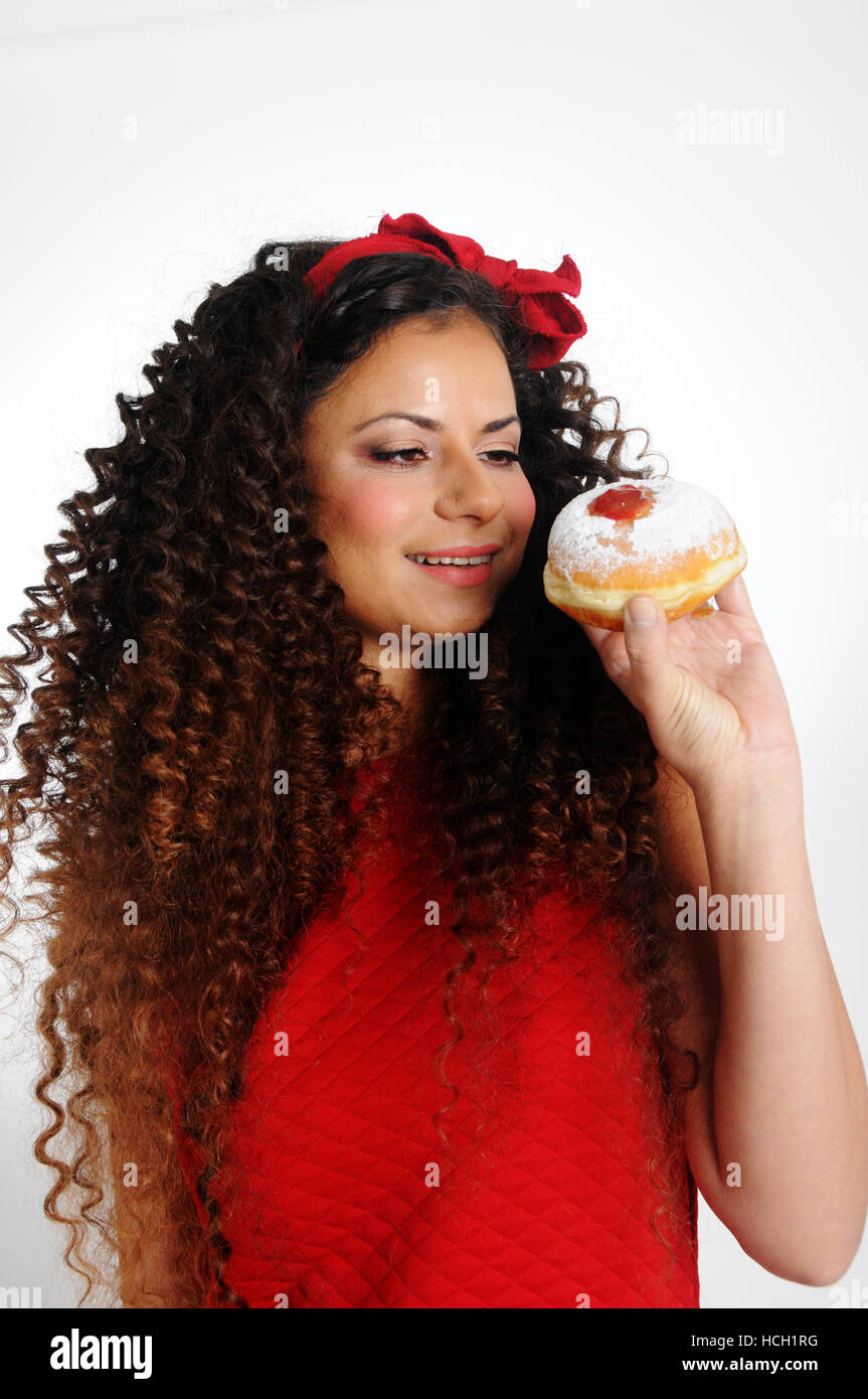 Donna con Chanukkà bomboloni Foto Stock