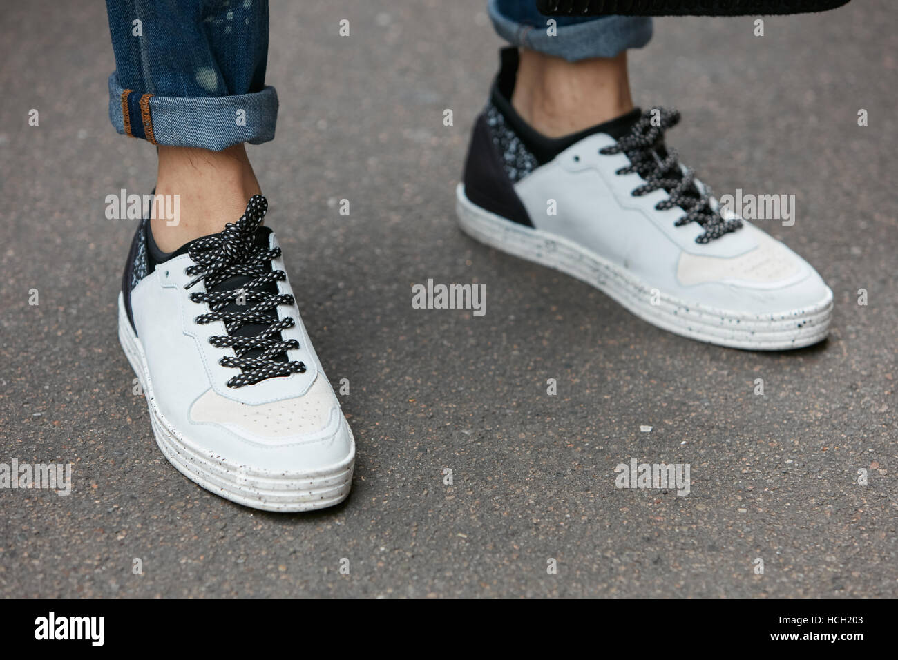 Uomo con Hogan bianco e nero sneakers prima di Max Mara Fashion show, la Settimana della Moda Milanese street style il 22 settembre 2016. Foto Stock