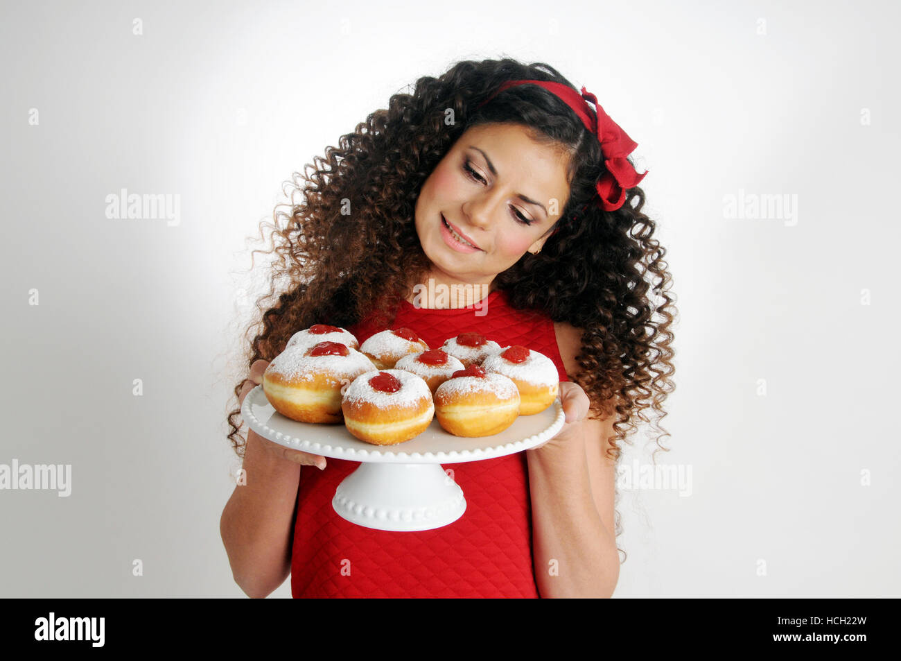 Donna con Chanukkà bomboloni Foto Stock