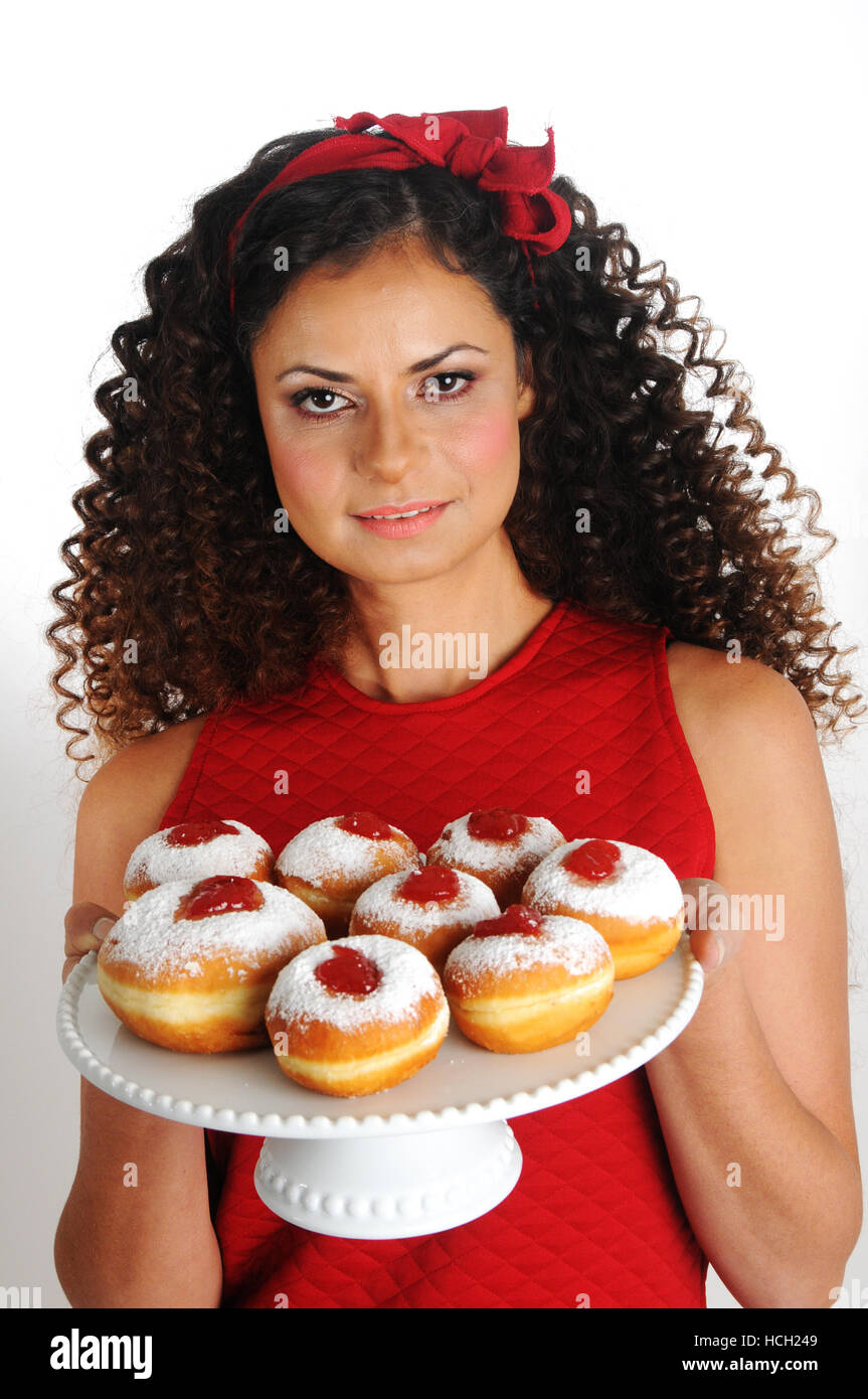 Donna con Chanukkà bomboloni Foto Stock