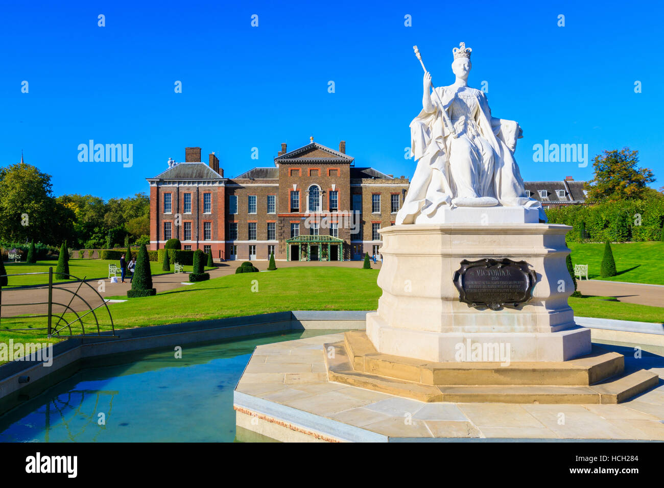 La regina Victoria statua e Kensington Palace a Londra Foto Stock
