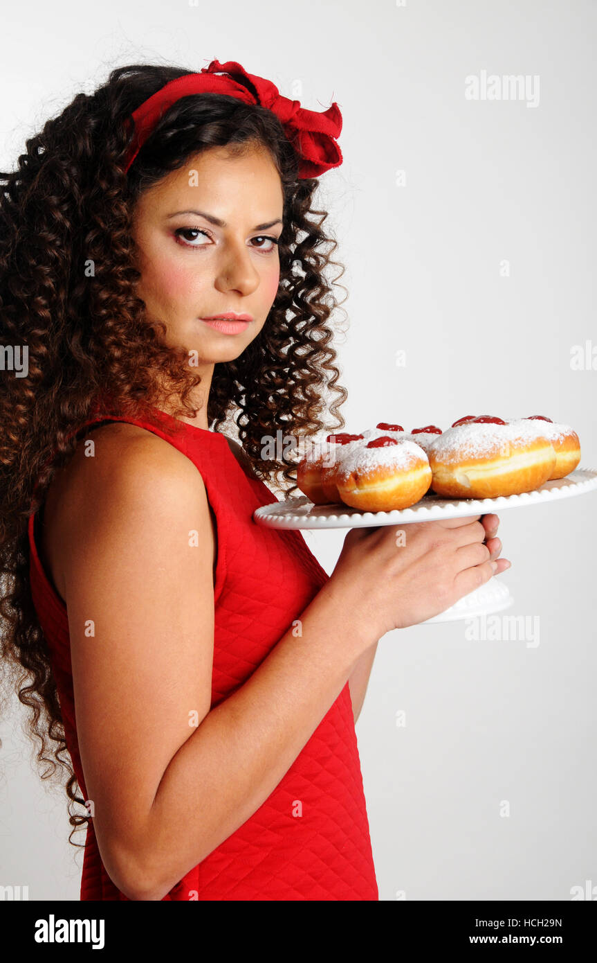 Donna con Chanukkà bomboloni Foto Stock
