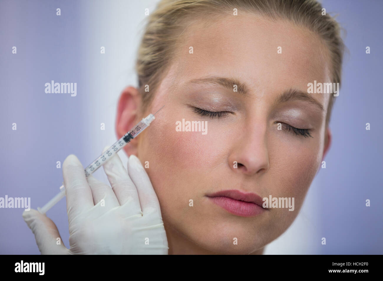 Paziente di sesso femminile riceve una iniezione di Botox sul viso Foto Stock