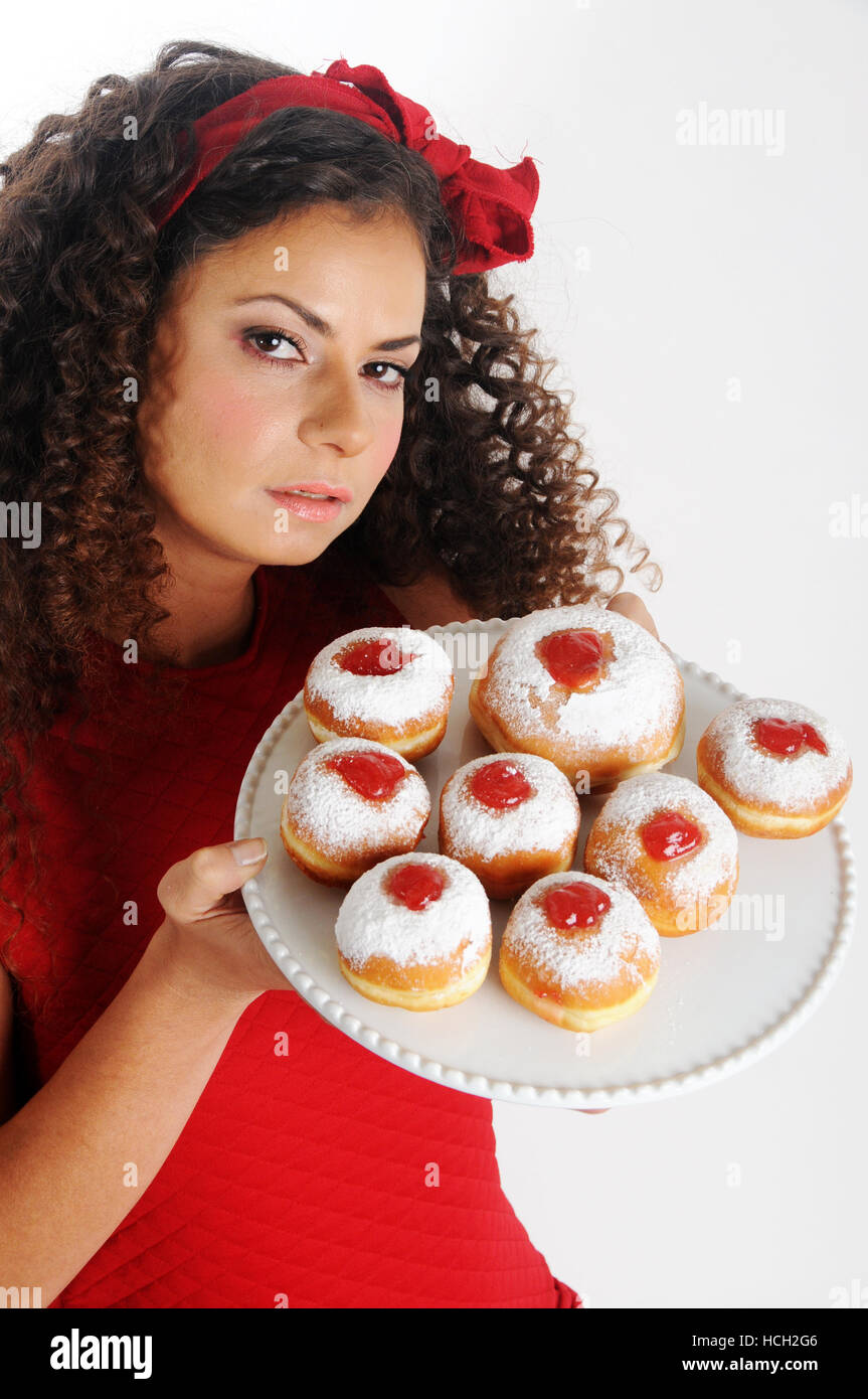 Donna con Chanukkà bomboloni Foto Stock