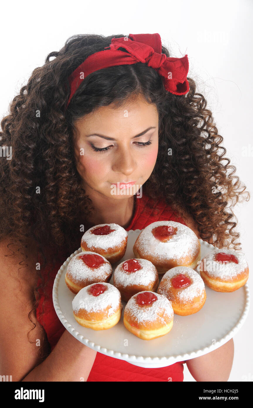 Donna con Chanukkà bomboloni Foto Stock