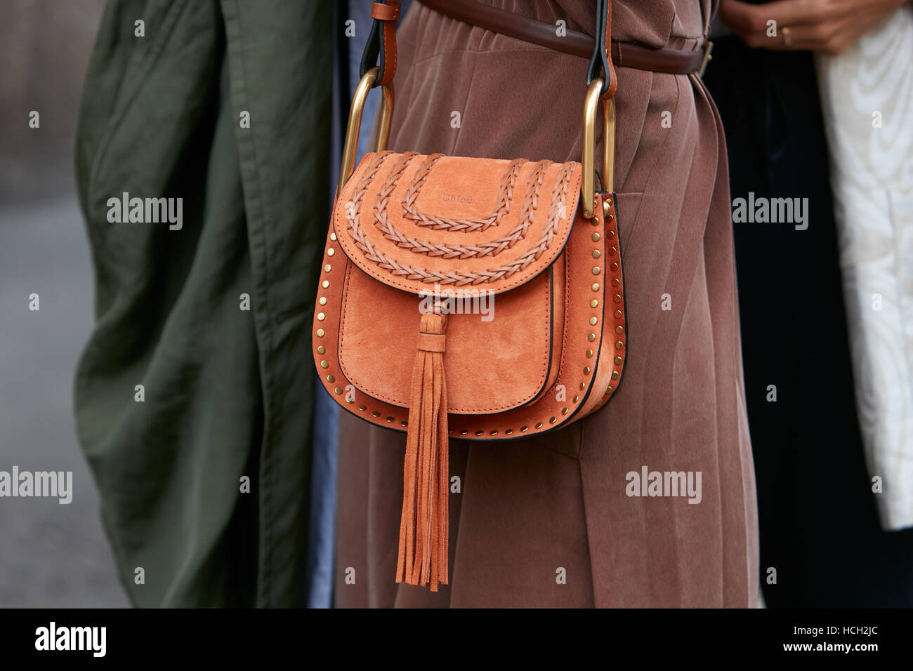 Donna con Chloe borsa in pelle scamosciata marrone prima di Max Mara Fashion show, la Settimana della Moda Milanese street style il 22 settembre 2016 a Milano. Foto Stock
