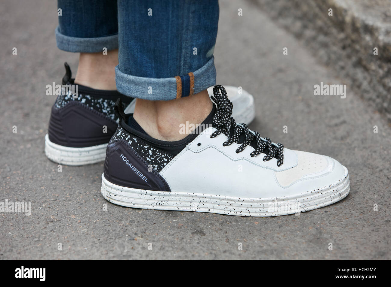 L'uomo con il bianco e nero Hogan rebel scarpe prima Max Mara Fashion show, la Settimana della Moda Milanese street style il 22 settembre 2016. Foto Stock