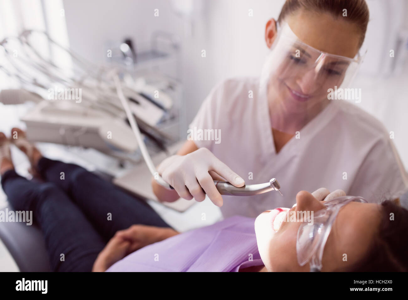 Dentista esame paziente femmina Foto Stock
