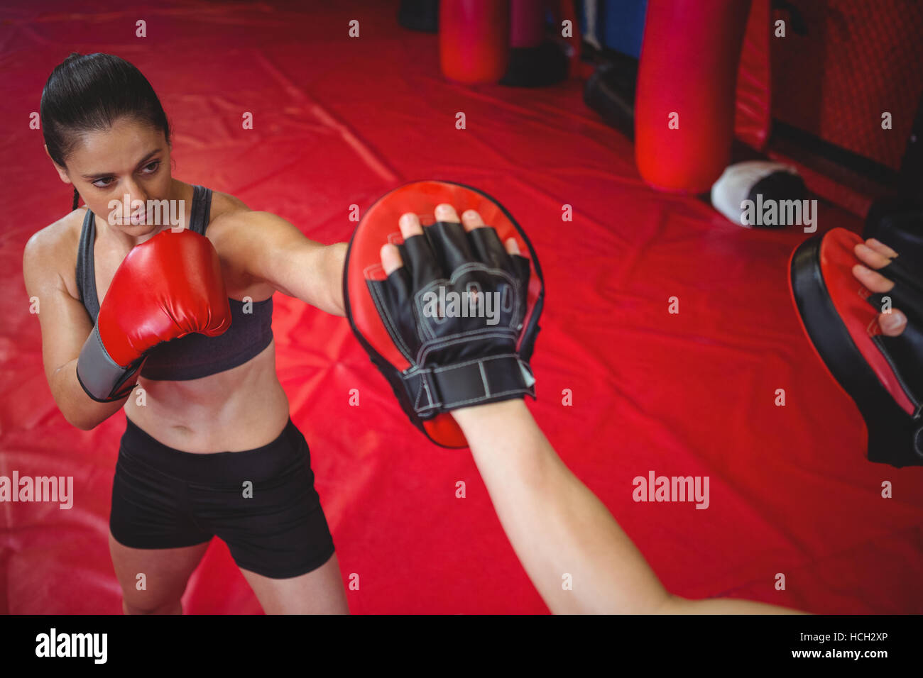 Boxer femmina praticando con trainer Foto Stock