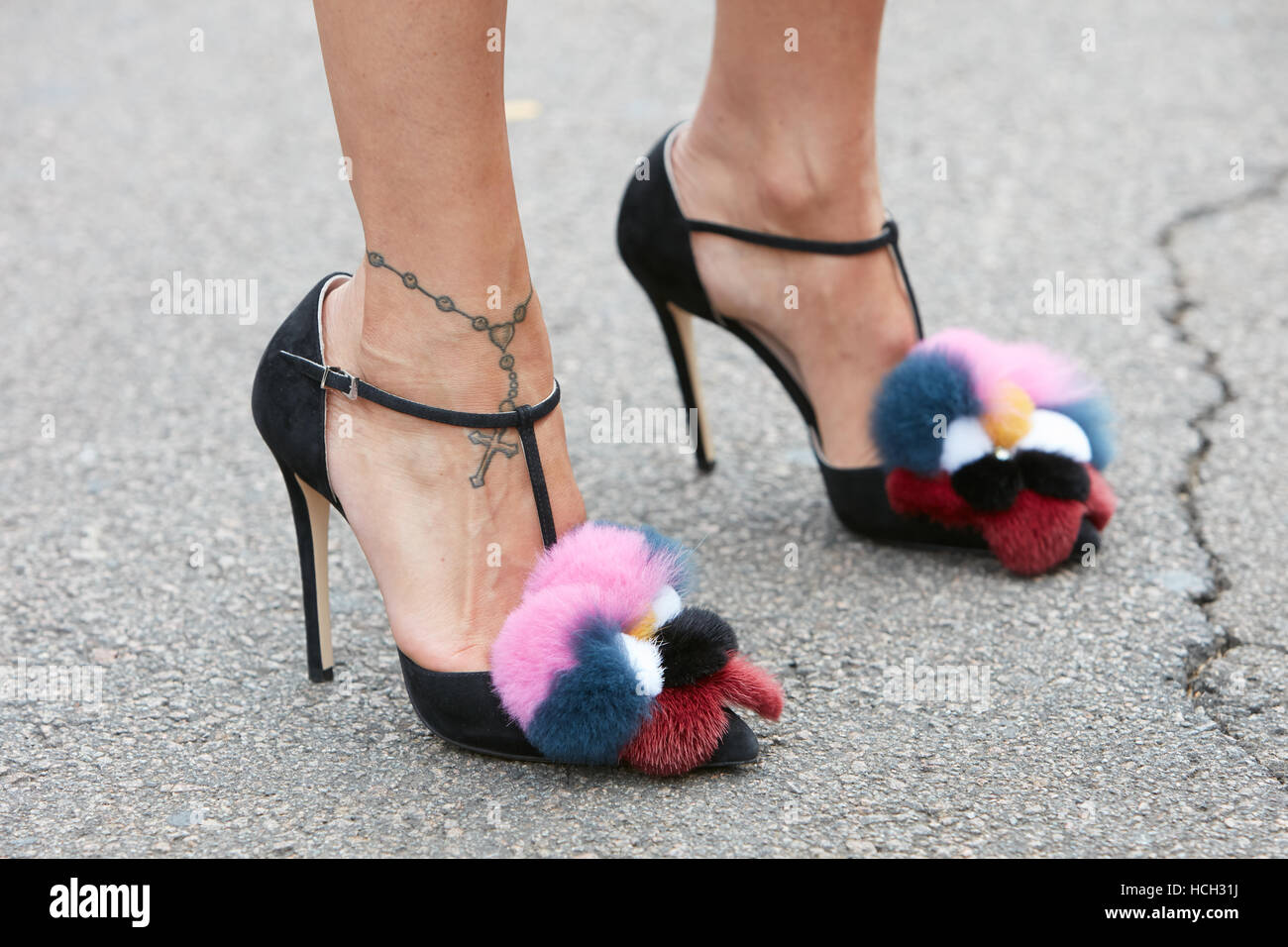 Donna con tacco alto scarpe con dettagli in pelliccia prima di Fendi fashion show la Settimana della Moda Milanese street style il 22 settembre 2016 Foto stock Alamy