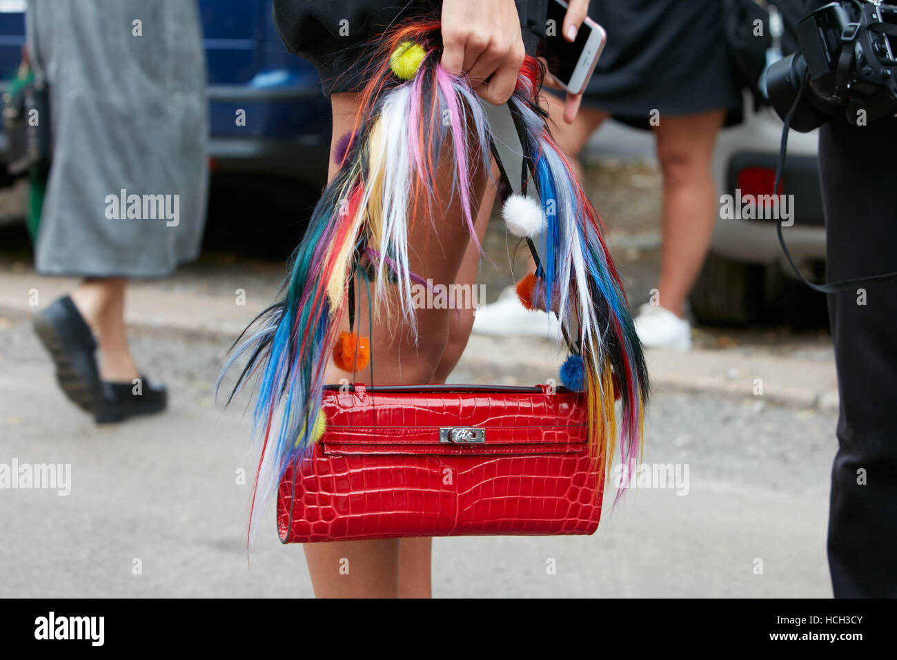 Donna con Hermes coccodrillo rosso prima borsa Fendi fashion show la Settimana della Moda Milanese street style il 22 settembre 2016 a Milano Foto stock Alamy
