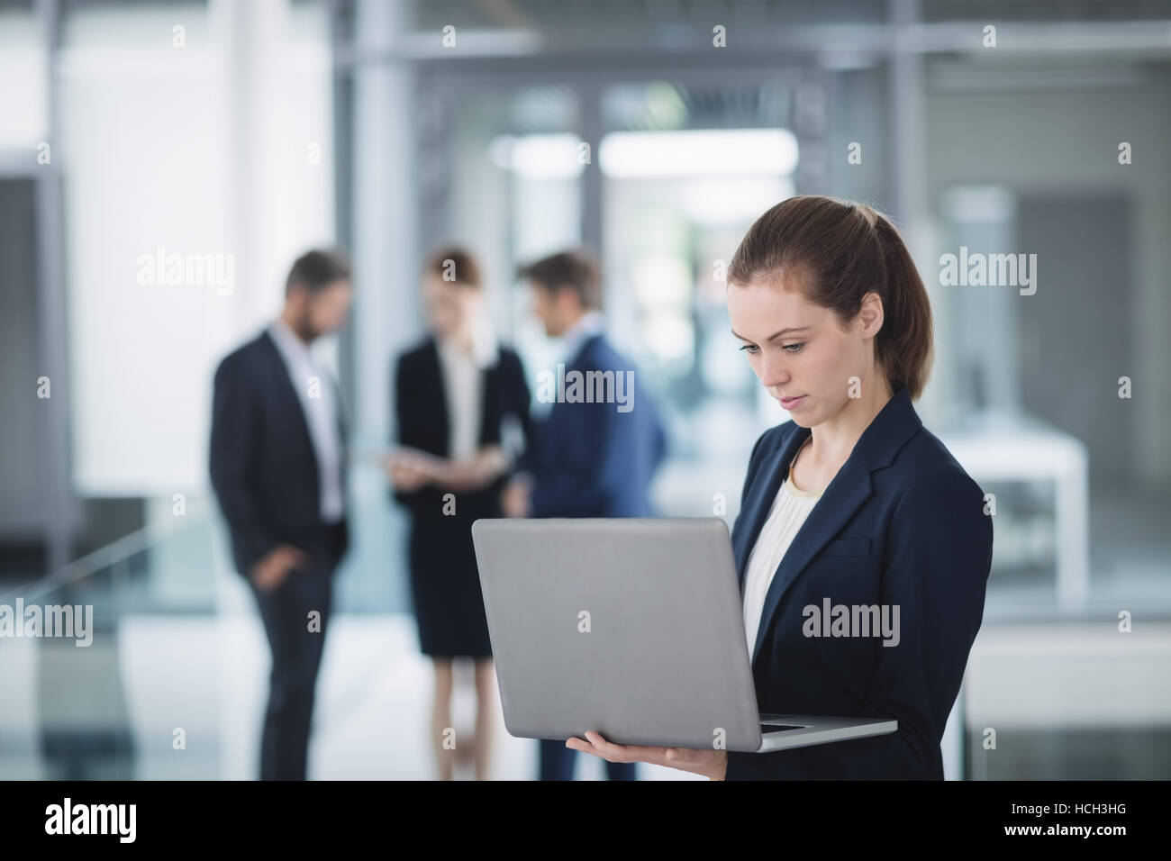 Imprenditrice utilizzando laptop Foto Stock