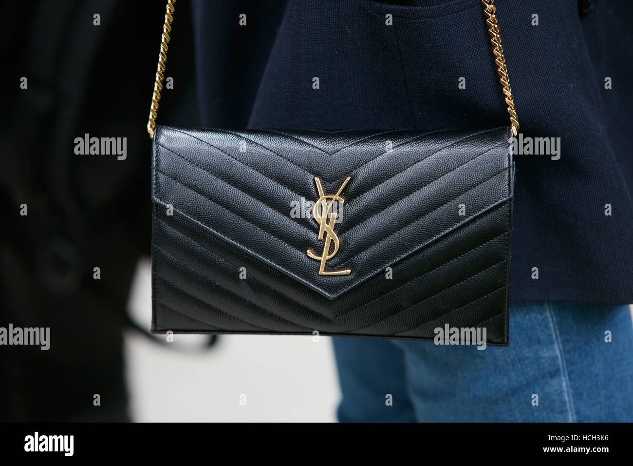Donna con nero Yves Saint Laurent borsa in pelle prima di Giorgio Armani fashion show, la Settimana della Moda Milanese street style a settembre Foto Stock
