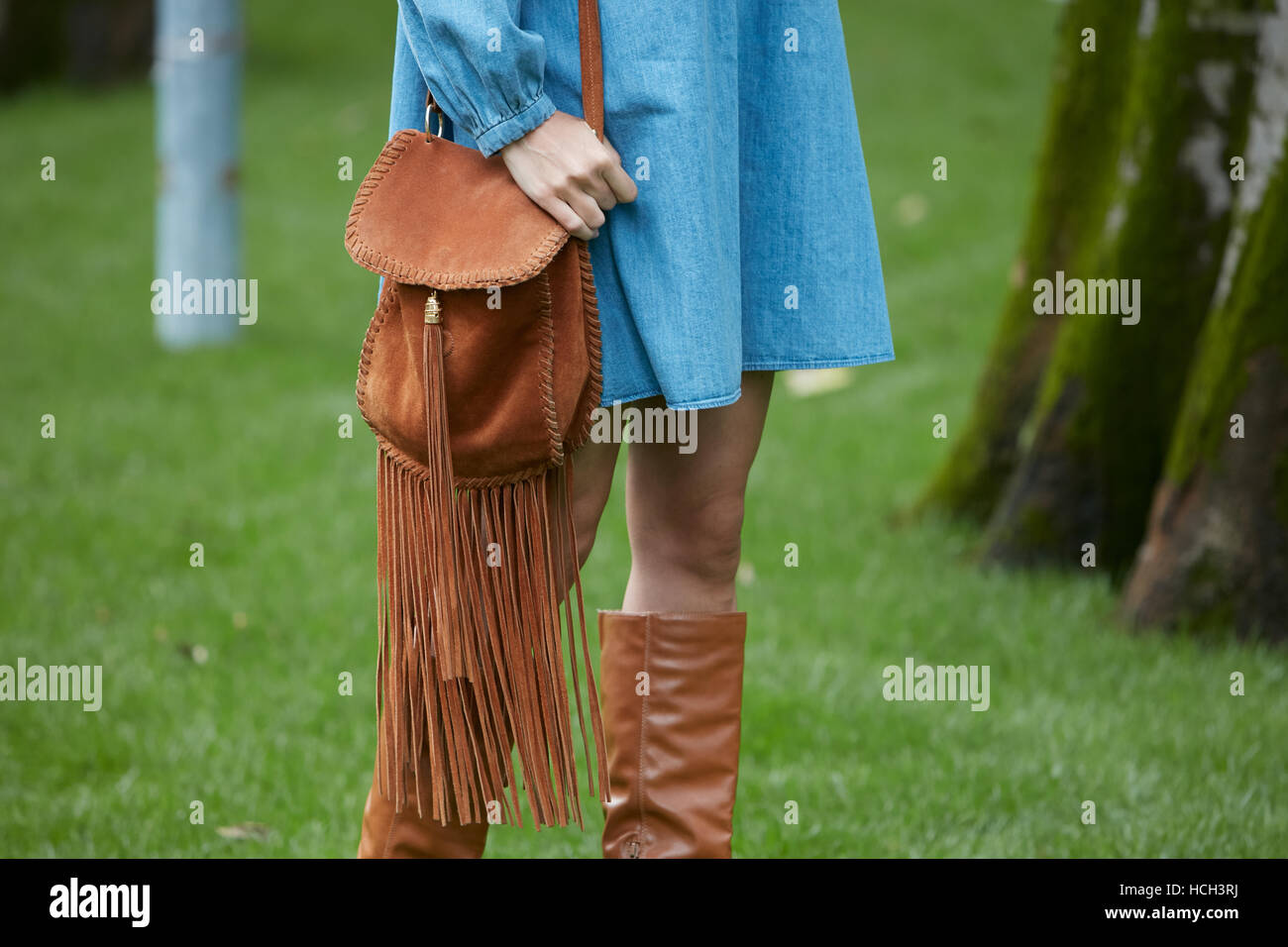 Donna con la borsa in pelle scamosciata marrone con frange prima di Giorgio Armani fashion show, la Settimana della Moda Milanese street style il 23 settembre. Foto Stock