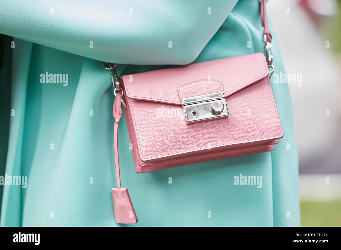 Donna con pelle rosa borsa di Prada e pale blue coat prima di Giorgio  Armani fashion show, la Settimana della Moda Milanese street style, 2016  Foto stock - Alamy